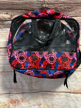 Hanging travel cosmetics bag with roses